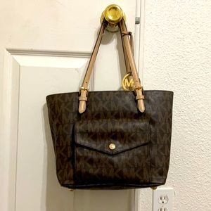 This is a Michael Kors it is it good condition you should buy it